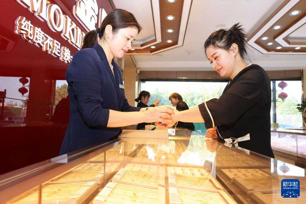 黄金市场繁荣之际，足金饰品报价首次突破每克800元，繁荣与挑战并存！