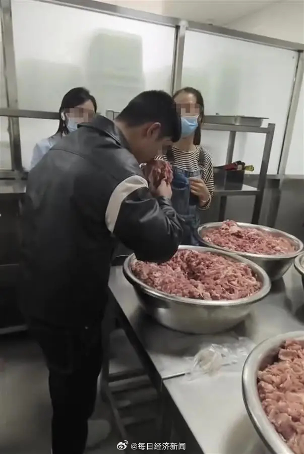 臭肉涉事食堂承包商背后的神秘物业公司，小巷美食背后的真相探索