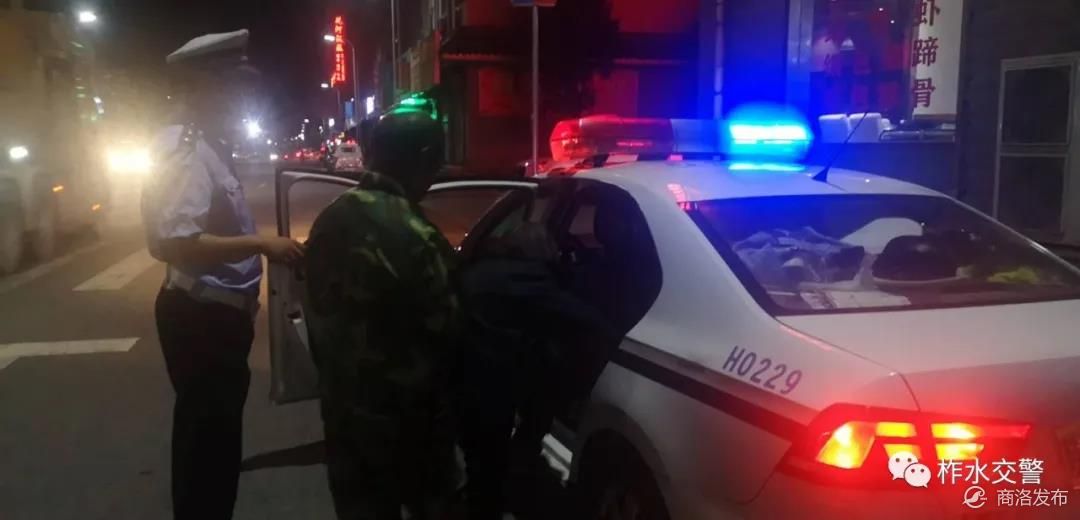 老人被假警察洗脑拒不开门事件，涉政问题的警示与反思