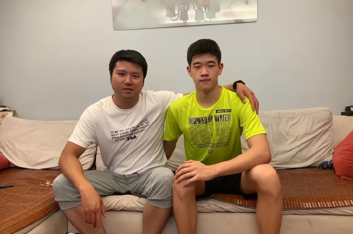潘展乐憾失决赛，小巷中的失落与隐藏小店的故事