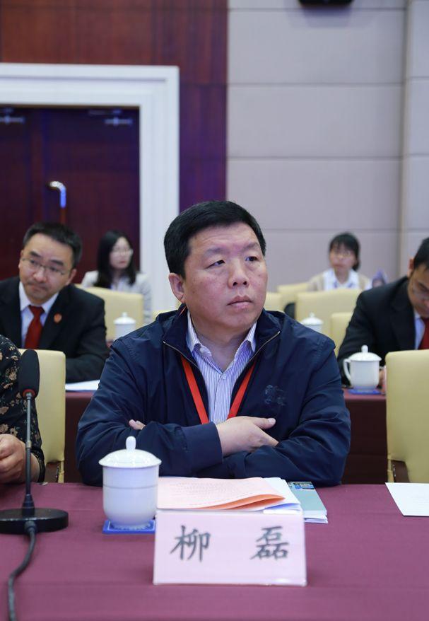 证监会，依法规范市场活动，小杨的法规之旅与市场的和谐共融