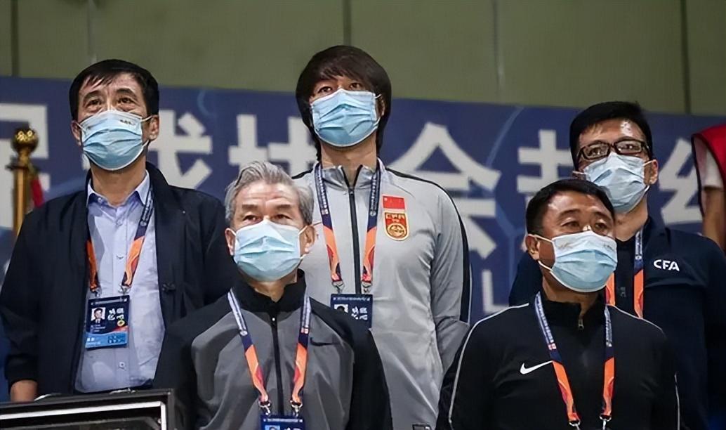 国足主帅谈下课感受，技术与生活融合重塑国足未来，下课决策引发尊重缺失的反思