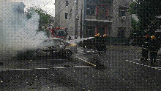 景德镇仓库突发火灾，浓烟滚滚警钟长鸣提醒安全警示