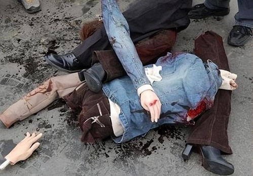 男童骑行遭碾身亡事件揭秘，家属首度发声，小巷深处的秘密故事与一家特色小店的哀痛回忆