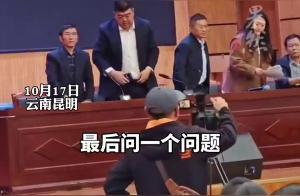 臭肉学校董事长插兜离席的温馨日常故事