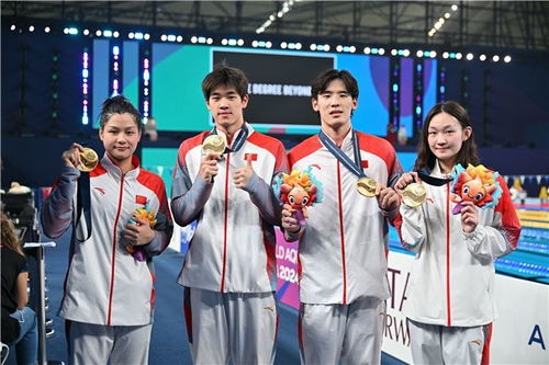 潘展乐采访后抢话筒宣布下班，现场瞬间引发关注热议
