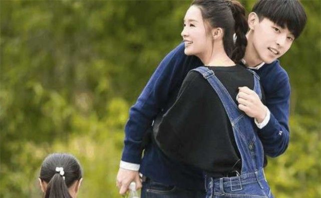 赵丽颖与李沁的温暖拥抱，跨越屏幕的深情瞬间