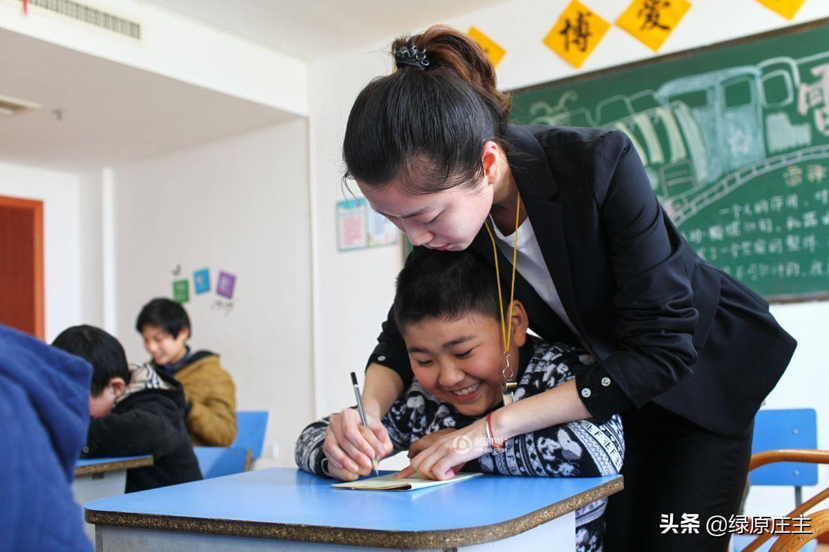 家长因孩子成绩辱骂老师被拘，尊重与理解的缺失