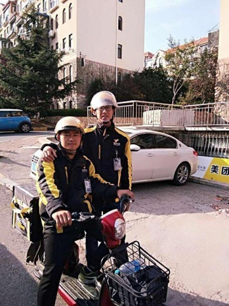 多名骑手带着患儿送外卖？假的